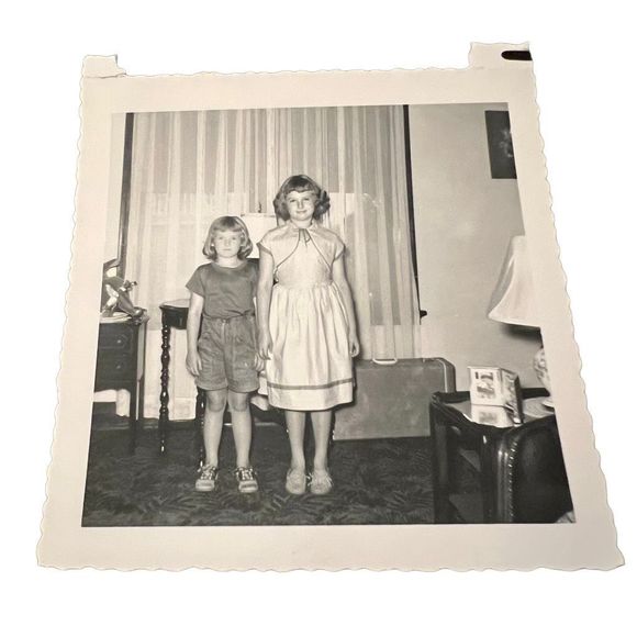 Black & White Photo‎ Of 2 Children Little Girls Sisters Best Friends Forever - Picture 1 of 4